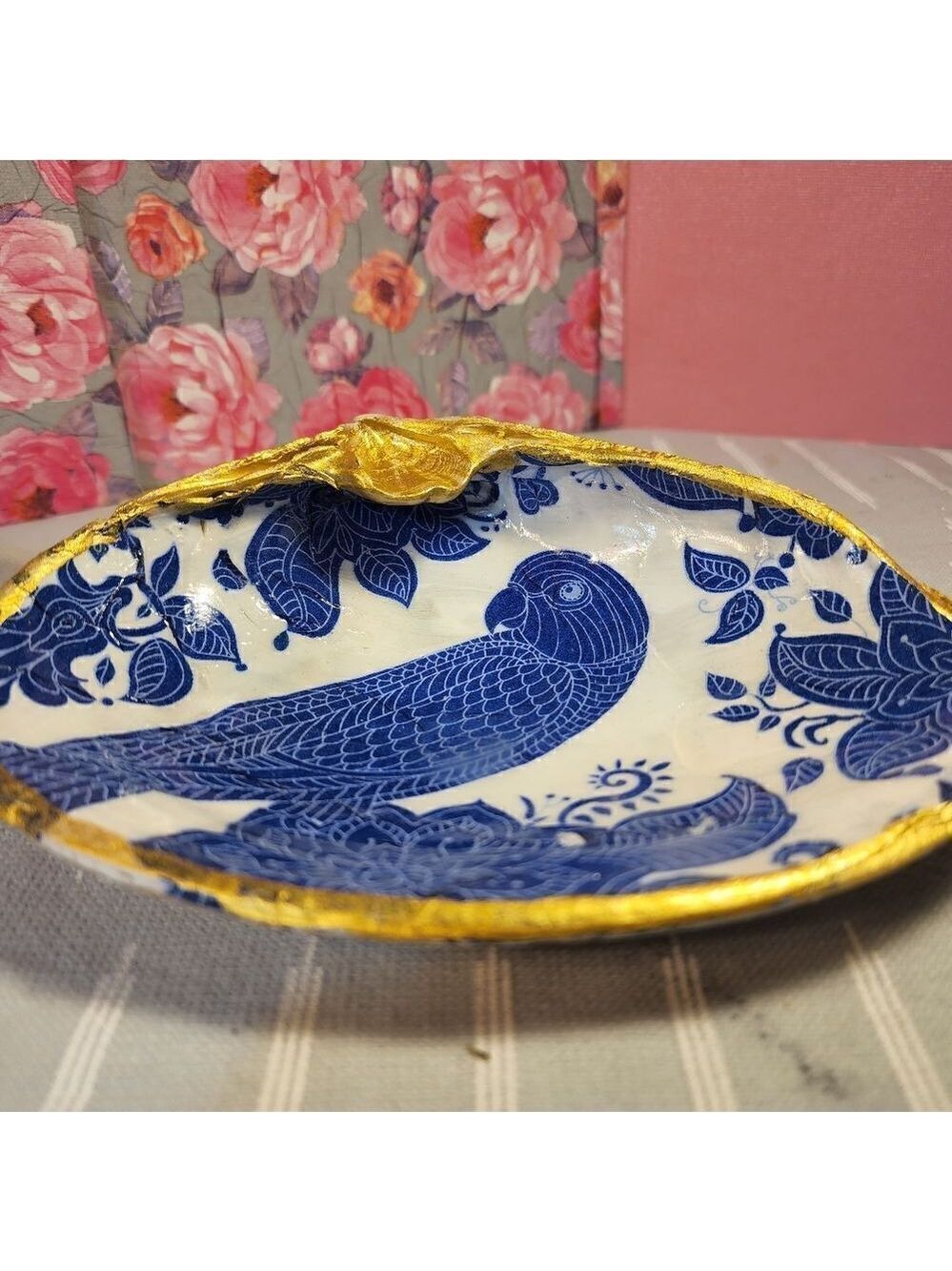 DECOUPAGE CLAM SHELL DECOUPAGE BLUE BIRD ON A CLAM SHELL TRINKET DISH - Picture 6 of 10
